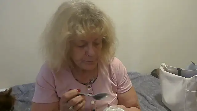 Snapshot of housewife_shantie chatting on 27, 9, 2025 housewife shantie online show from 27, 9, 2025