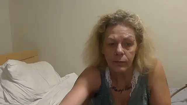 Snapshot of housewife_shantie chatting on 16, 10, 2025 housewife shantie online show from 16, 10, 2025