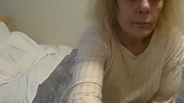 Snapshot of housewife_shantie chatting on 21, 10, 2025 housewife shantie online show from 21, 10, 2025