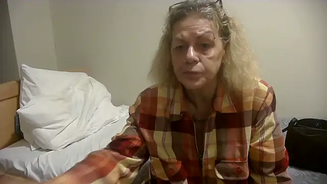 Snapshot of housewife_shantie chatting on 23, 10, 2025 housewife shantie online show from 23, 10, 2025