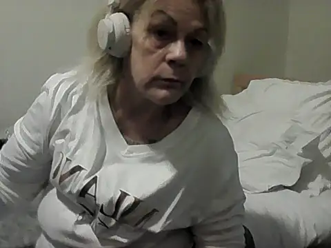 Snapshot of housewife_shantie chatting on 14, 11, 2025 housewife shantie online show from 14, 11, 2025