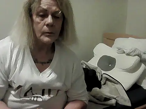 Snapshot of housewife_shantie chatting on 15, 11, 2025 housewife shantie online show from 15, 11, 2025