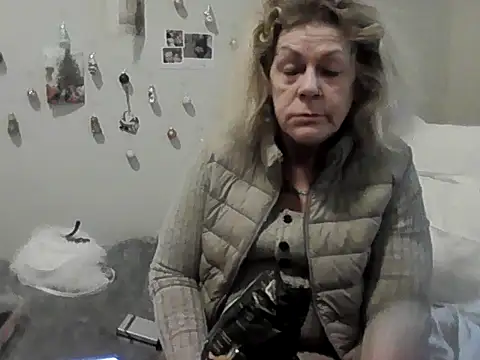 Snapshot of housewife_shantie chatting on 1, 12, 2025 housewife shantie online show from 1, 12, 2025