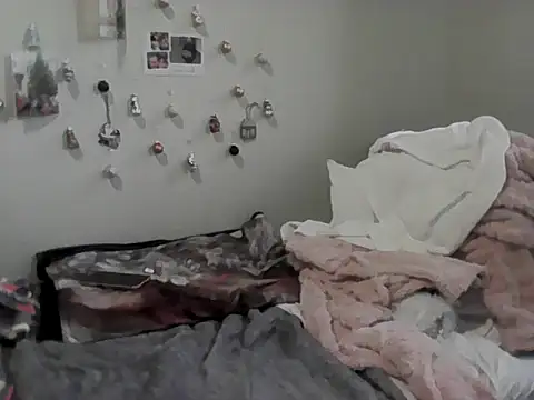 Snapshot of housewife_shantie chatting on 5, 12, 2025 housewife shantie online show from 5, 12, 2025