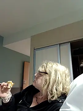 Snapshot of housewife_shantie chatting on 17, 12, 2025 housewife shantie online show from 17, 12, 2025