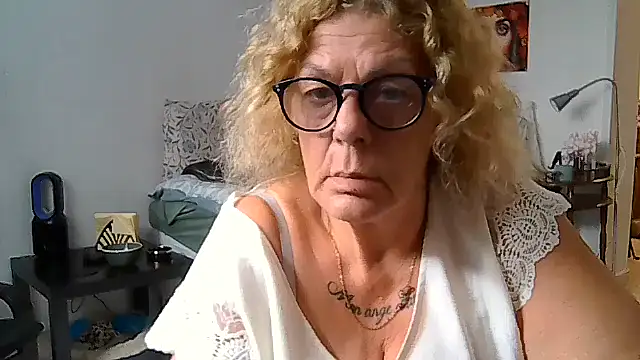 housewife shantie online show from 10, 7, 2026