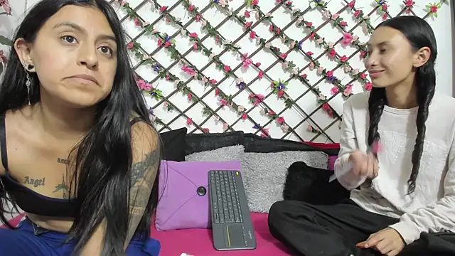 Snapshot of thedream_girls chatting on 6, 3, 2025 thedream girls online show from 6, 3, 2025