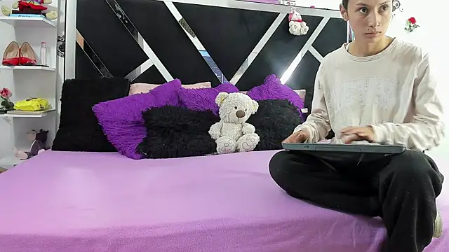 Snapshot of thedream_girls chatting on 8, 10, 2025 thedream girls online show from 8, 10, 2025