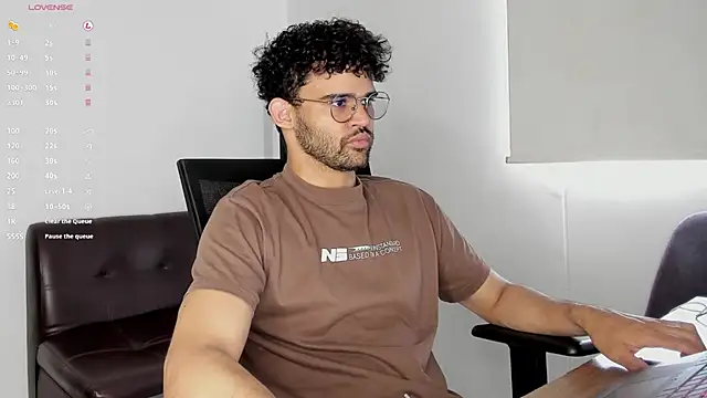 Snapshot of andrewChris_ chatting on 27, 10, 2025 andrewChris online show from 27, 10, 2025