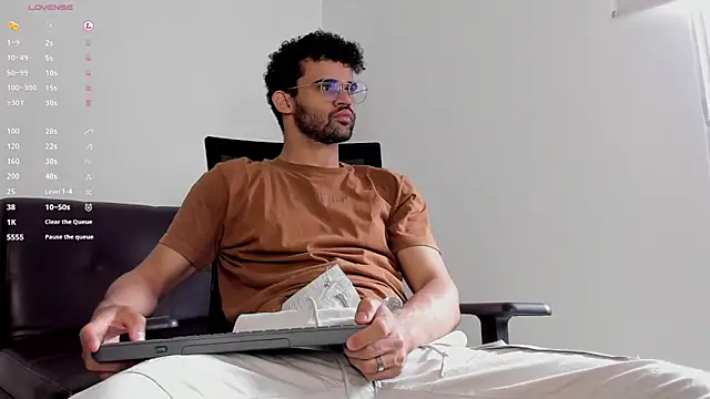 Snapshot of andrewChris_ chatting on 28, 10, 2025 andrewChris online show from 28, 10, 2025