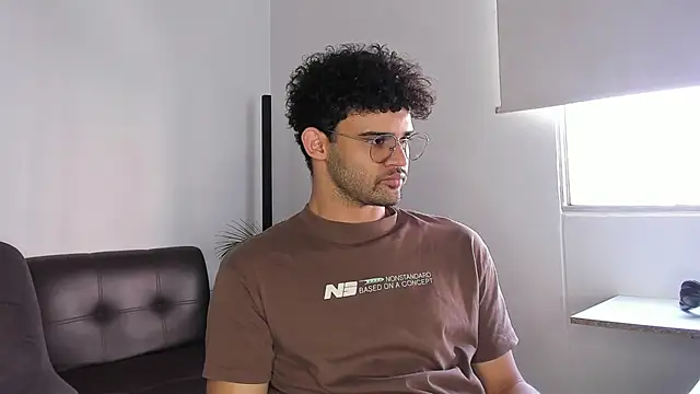 Snapshot of andrewChris_ chatting on 5, 11, 2025 andrewChris online show from 5, 11, 2025