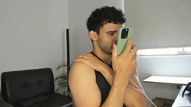 Snapshot of andrewChris_ chatting on 6, 11, 2025 andrewChris online show from 6, 11, 2025