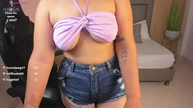 Snapshot of aurora_johnson_ chatting on 11, 1, 2025 aurora johnson online show from 11, 1, 2025