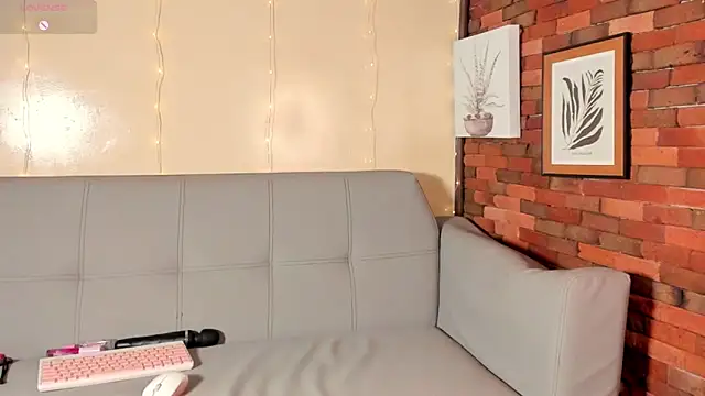 Snapshot of emmamillher chatting on 16, 12, 2024 emmamillher online show from 16, 12, 2024