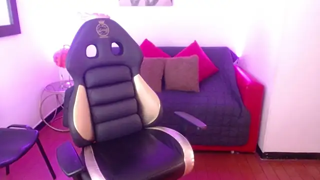 Lili Gomez  online show from 4, 2, 2025