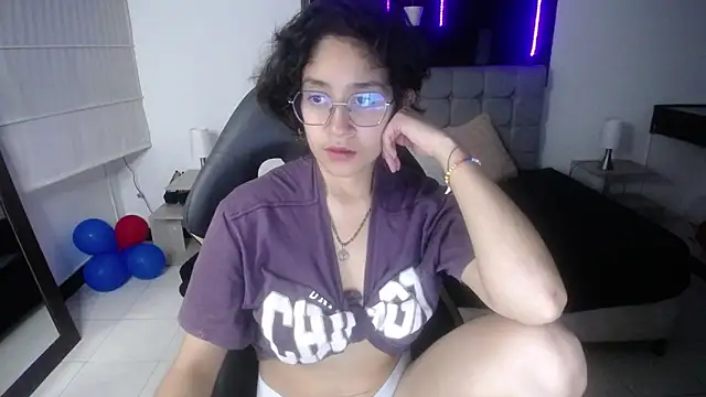 Lili Gomez  online show from 6, 3, 2025