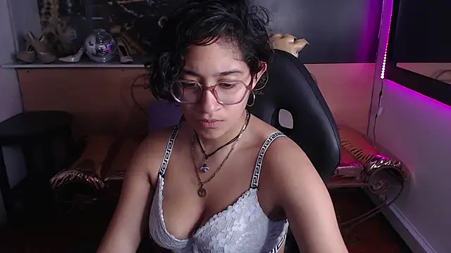 Lili Gomez  online show from 3, 10, 2025