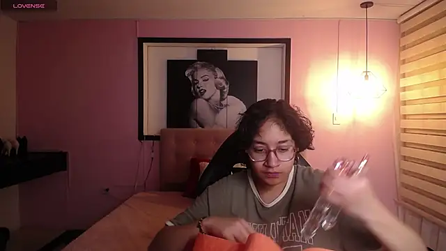 Lili Gomez  online show from 25, 11, 2025