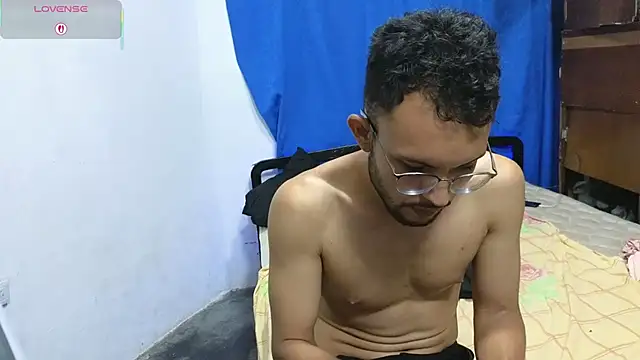 Snapshot of YuKinaHentaiI chatting on 8, 10, 2025 YuKinaHentaiI online show from 8, 10, 2025