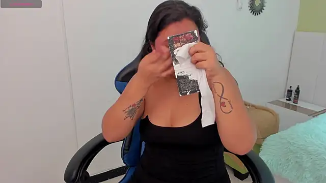 natasha adams22 online show from 24, 2, 2025