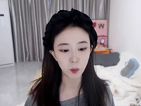 Snapshot of LOLO-yaya chatting on 13, 12, 2024 LOLO-yaya online show from 13, 12, 2024