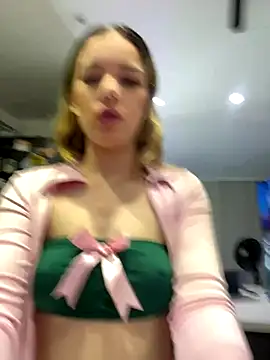 Snapshot of NicoleCut chatting on 4, 11, 2025 NicoleCut online show from 4, 11, 2025