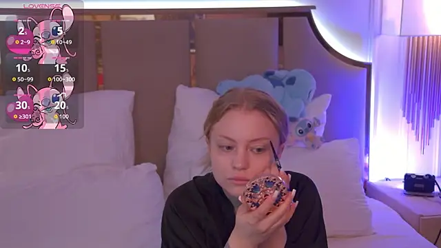 Snapshot of DorisHell chatting on 19, 11, 2025 DorisHell online show from 19, 11, 2025