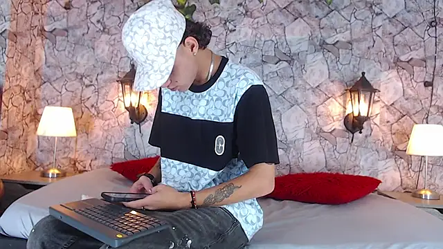 Snapshot of Samuel_Hilton chatting on 15, 12, 2024 Samuel Hilton online show from 15, 12, 2024