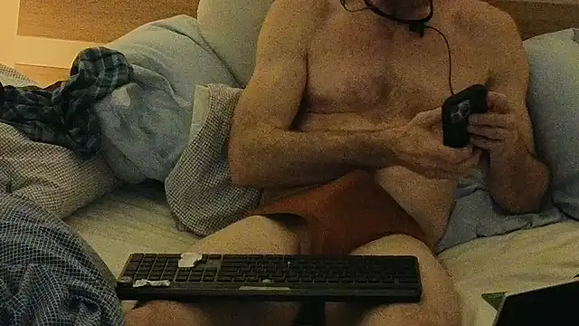 Snapshot of Twowellshapedheads chatting on 31, 3, 2026 Twowellshapedheads online show from 31, 3, 2026