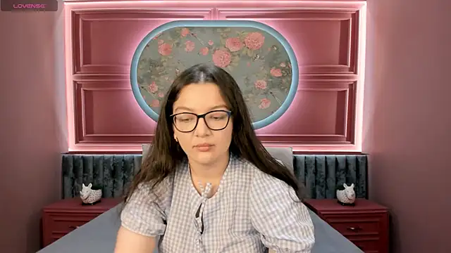 Snapshot of ZarifaBev chatting on 9, 10, 2025 ZarifaBev online show from 9, 10, 2025