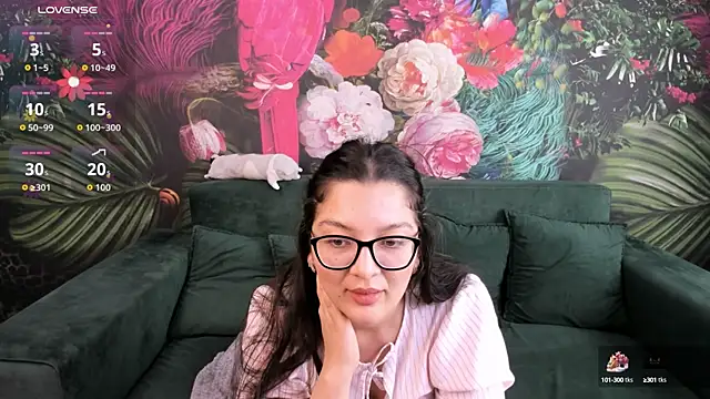 Snapshot of ZarifaBev chatting on 10, 10, 2025 ZarifaBev online show from 10, 10, 2025