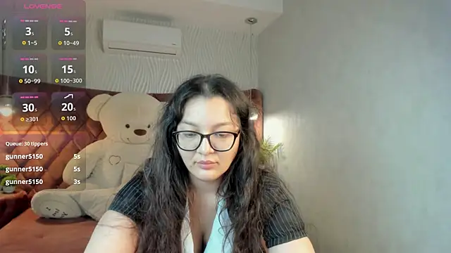 Snapshot of ZarifaBev chatting on 1, 12, 2025 ZarifaBev online show from 1, 12, 2025