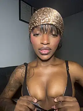 Snapshot of Zizi-campbel chatting on 2, 2, 2025 Zizi-campbel online show from 2, 2, 2025