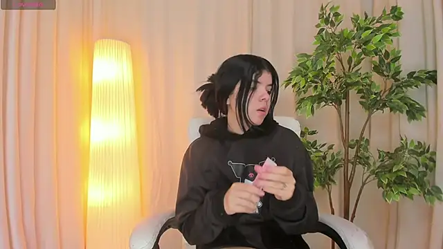 Snapshot of Maddy_bennet chatting on 6, 3, 2025 Maddy bennet online show from 6, 3, 2025