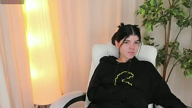 Snapshot of Maddy_bennet chatting on 7, 3, 2025 Maddy bennet online show from 7, 3, 2025