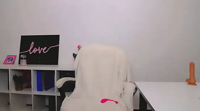 Lia Benini online show from 2, 3, 2025