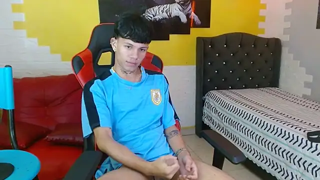 Snapshot of andy_dan18 chatting on 4, 11, 2025 andy dan18 online show from 4, 11, 2025