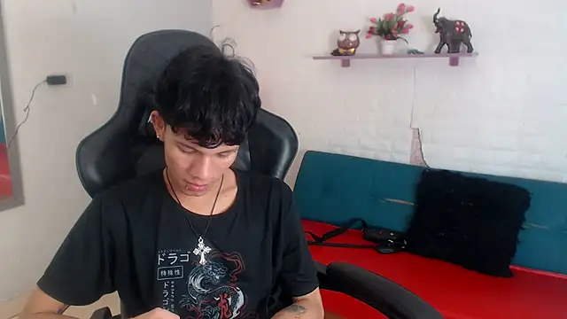 Snapshot of andy_dan18 chatting on 18, 11, 2025 andy dan18 online show from 18, 11, 2025