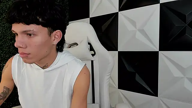 Snapshot of andy_dan18 chatting on 4, 12, 2025 andy dan18 online show from 4, 12, 2025