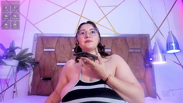 Snapshot of LunaPleasure chatting on 4, 12, 2025 LunaPleasure online show from 4, 12, 2025