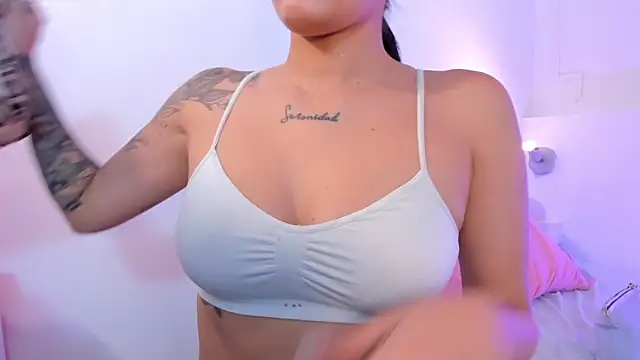 Snapshot of VenusEvans1 chatting on 15, 12, 2025 VenusEvans1 online show from 15, 12, 2025