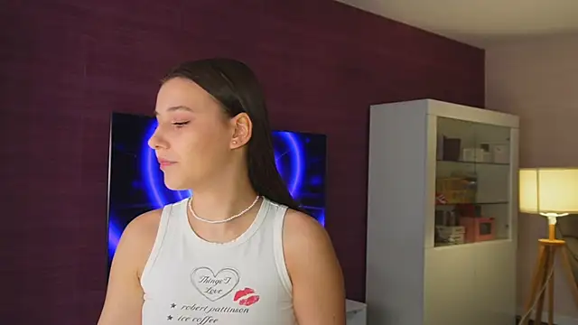 Snapshot of linda_x_x chatting on 23, 10, 2025 linda x x online show from 23, 10, 2025