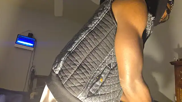 Snapshot of dominatingblacklove chatting on 20, 11, 2025 dominatingblacklove online show from 20, 11, 2025