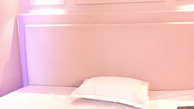 NaomiKlarc online show from 25, 11, 2025