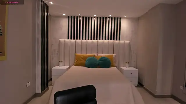 NiaSalvatore online show from 4, 10, 2025