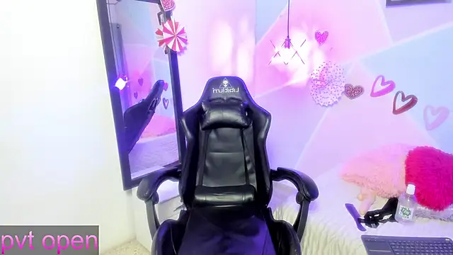 Snapshot of katy_handerson chatting on 5, 3, 2025 katy handerson online show from 5, 3, 2025