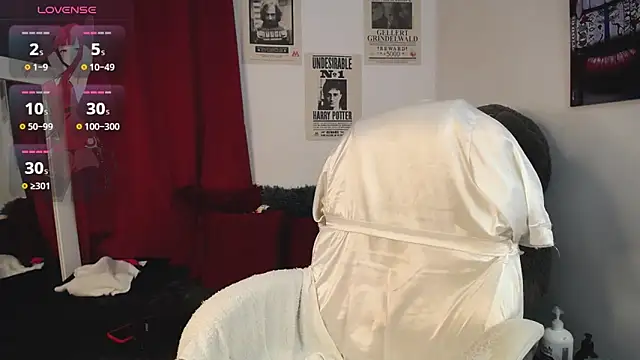 Snapshot of downsonMia chatting on 6, 11, 2025 downsonMia online show from 6, 11, 2025