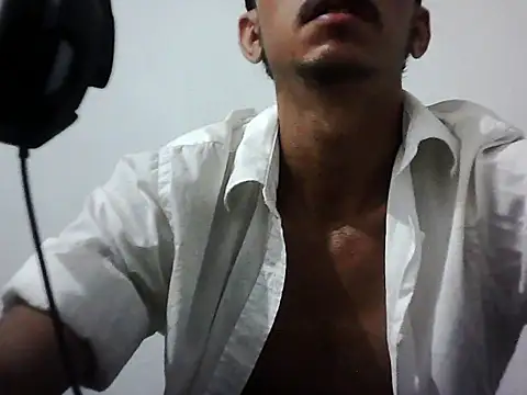 Snapshot of MagrinhoSaradoo chatting on 14, 12, 2025 MagrinhoSaradoo online show from 14, 12, 2025