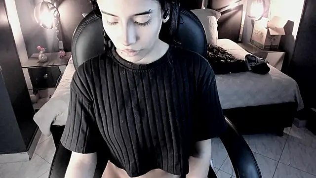 vaiolethsan   online show from 12, 2, 2026