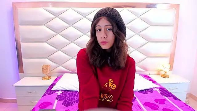 Snapshot of MiaQueen021 chatting on 8, 2, 2025 MiaQueen021 online show from 8, 2, 2025